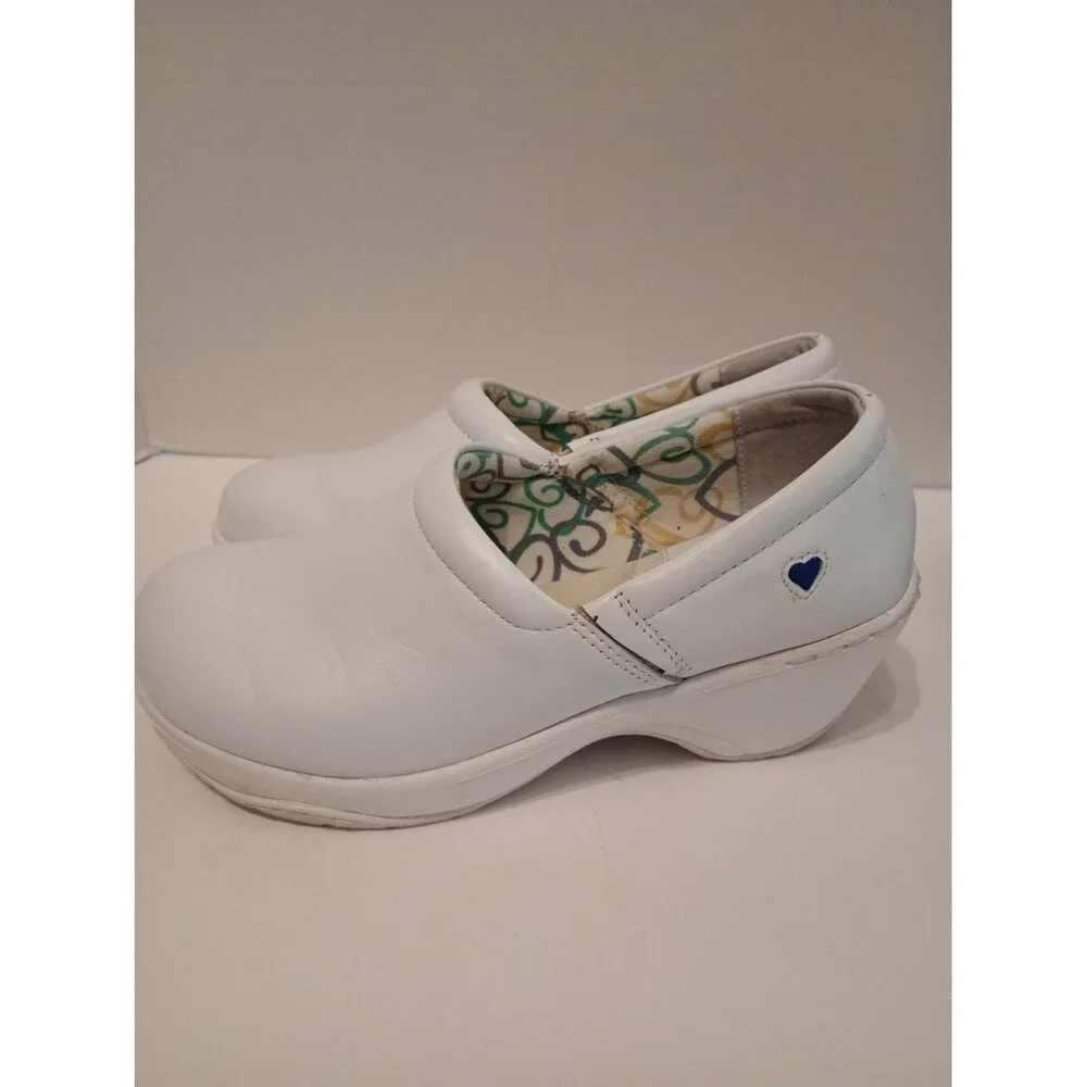 Nursemates Ladies Dove white Clogs Size 8W Wide